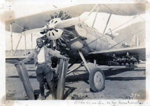 Cortés Sotelo junto a un avión de la FAM, 1929 (Col. Cristina Cortés)
